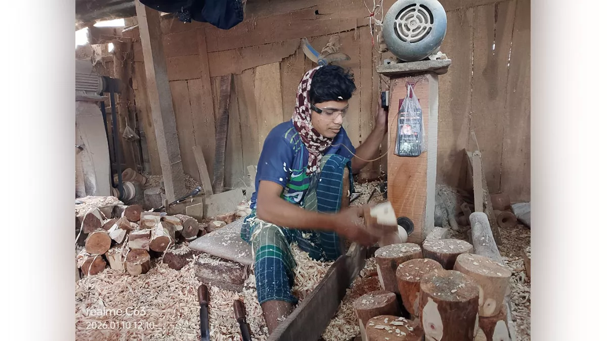 যশোরের কাঠ কুটিরশিল্পে শতকোটি টাকার হাতছানি 