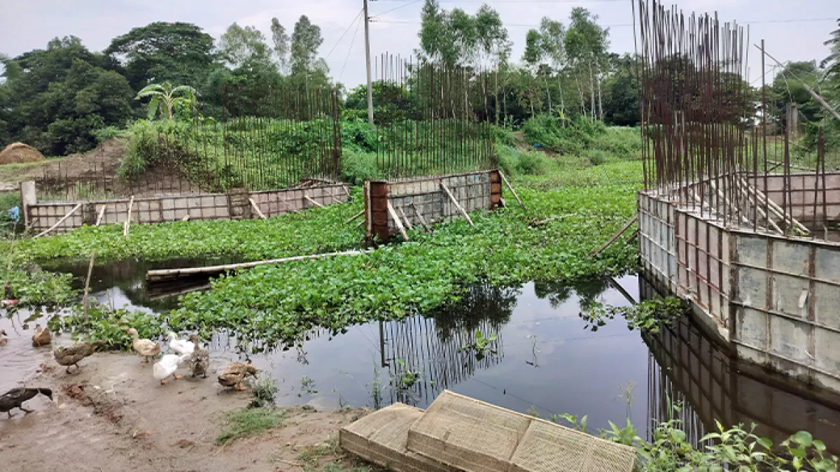 অর্ধেক কাজ হয়ে ৭ বছর বন্ধ সেতুটি