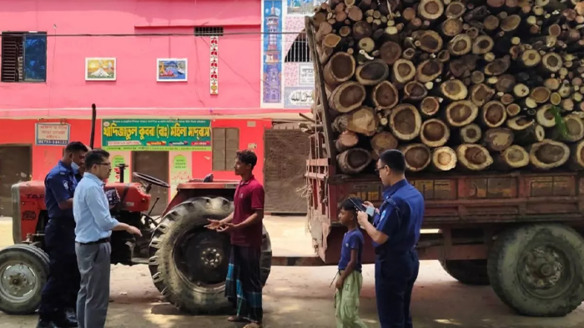 কমলনগরে টপ সয়েল কাটার বিরুদ্ধে কঠোর প্রশাসন, আটক ৭ ট্রাক্টর
