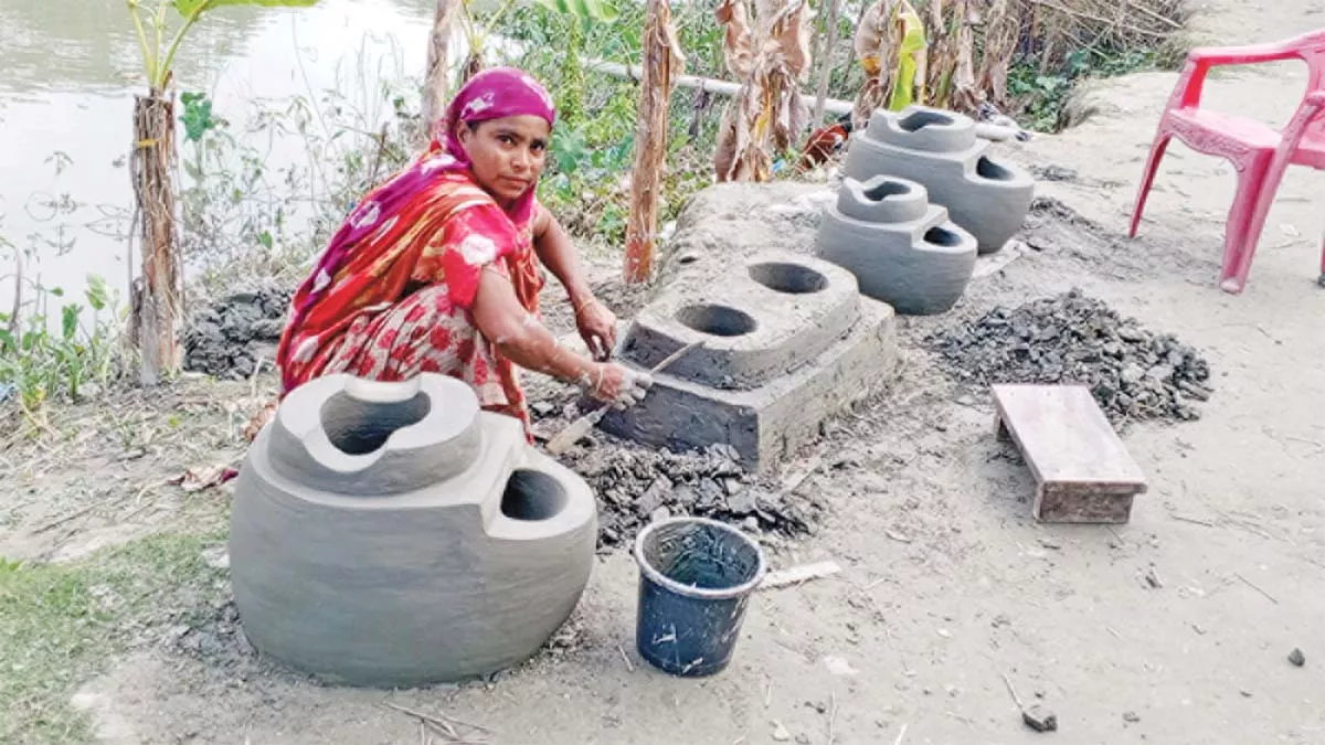 মাটির চুলা বিক্রি করে চলে খাদিজার সংসার 