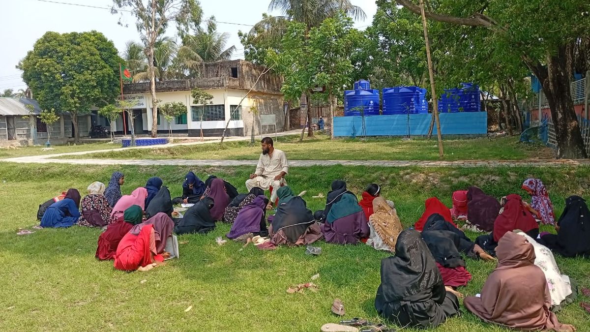 শ্রেণিকক্ষ সংকট : খোলা আকাশের নিচে পাঠদান
