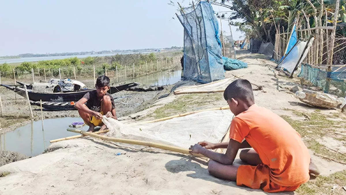 স্কুলব্যাগ ফেলে সংসারের হাল