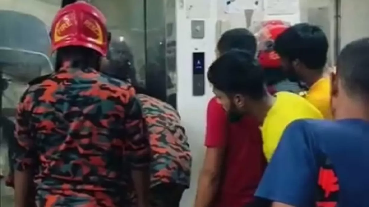 হাসপাতালের লিফটে ২ ঘণ্টা আটকা রোগী ও স্বজনরা,  উদ্ধারে ফায়ার সার্ভিস