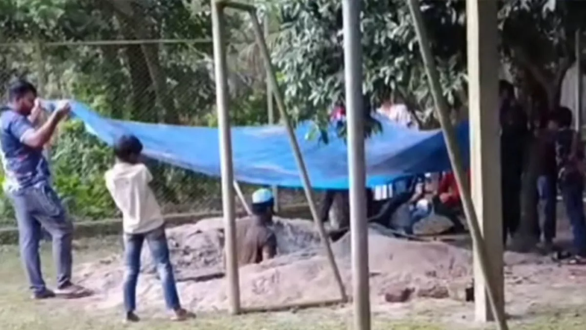 লিচুগাছের ছায়ায় চিরনিদ্রায় শায়িত কারিনা কায়সার
