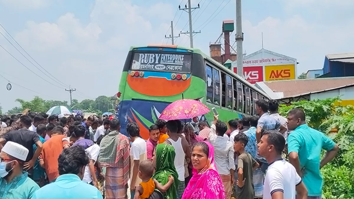 বাসচাপায় মা-মেয়ে-নাতিসহ নিহত ৪