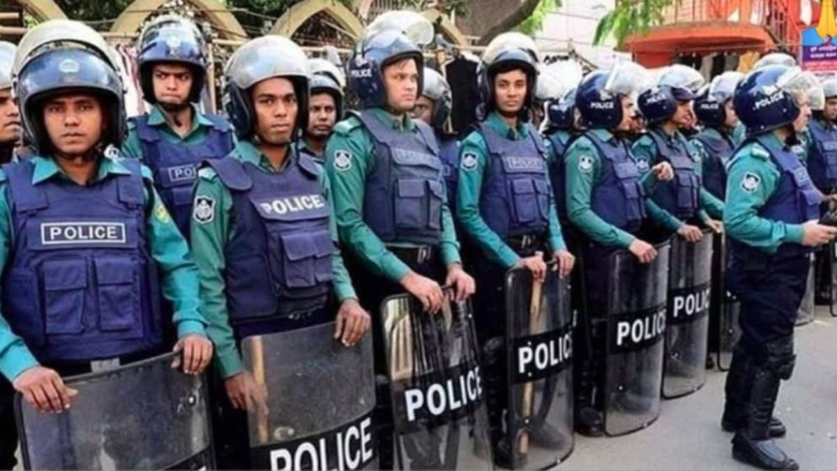 আগের পোশাকেই ফিরছে পুলিশ বাহিনী