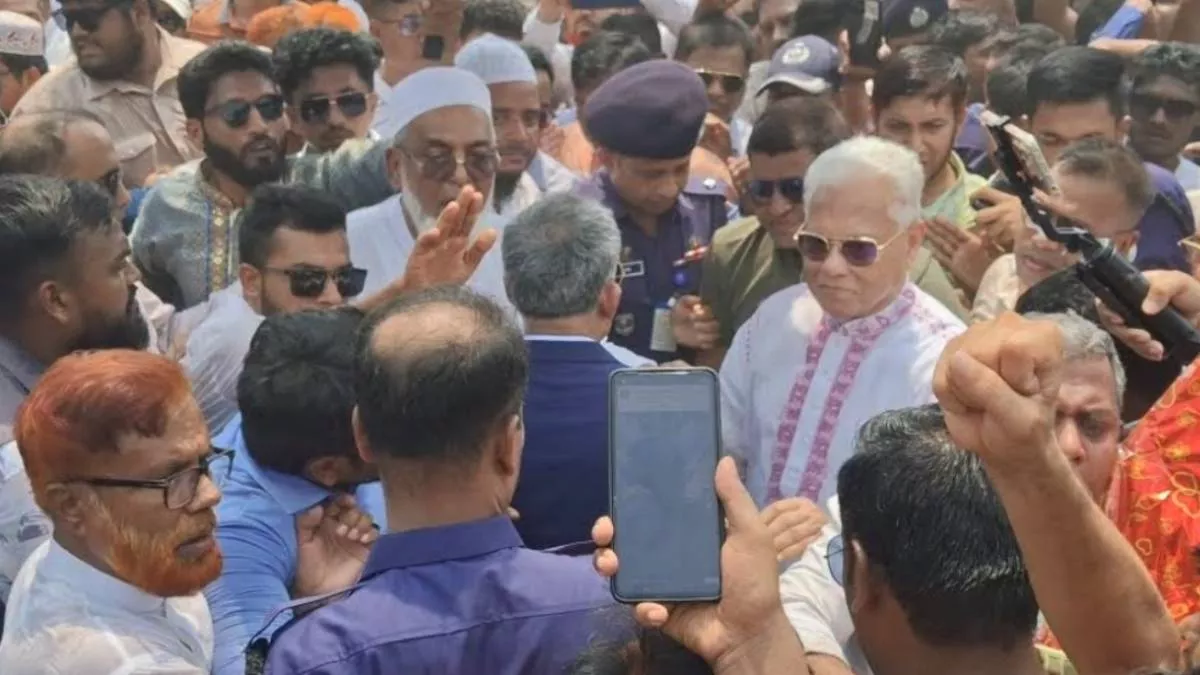 প্রধানমন্ত্রীর ছবি না থাকা নিয়ে হট্টগোল, মঞ্চে উঠেননি মন্ত্রী
