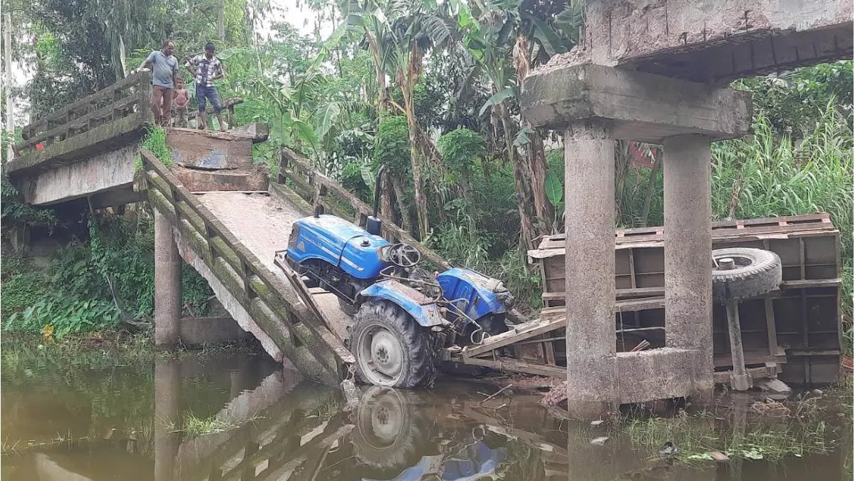 কুড়িগ্রামে ট্রাক্টরসহ খালে ধসে পড়ল সেতু, একজনের মৃত্যু 
