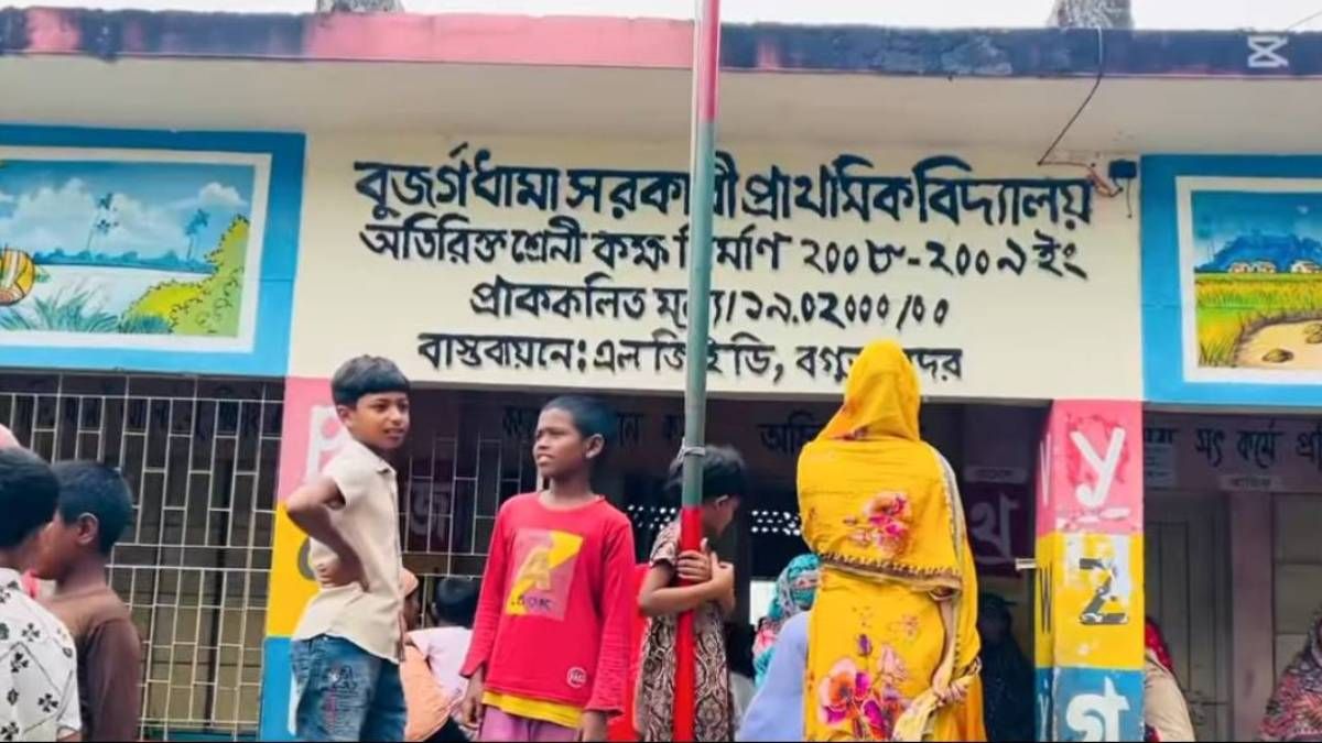 তিন শিক্ষার্থীকে জুতার মালা পরানোর ঘটনায় প্রধান শিক্ষিকাকে শোকজ