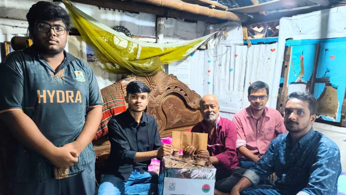 শেকৃবির অসুস্থ কর্মচারীর পাশে ছাত্রদল নেতা আকাশ