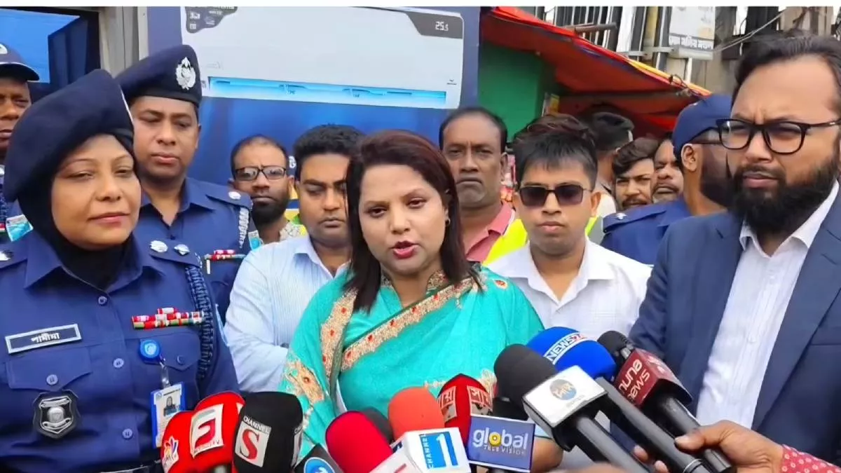 অতিরিক্ত ভাড়া ঠেকাতে বাইপাইল বাসস্ট্যান্ডে ডিসি ফরিদার অভিযান