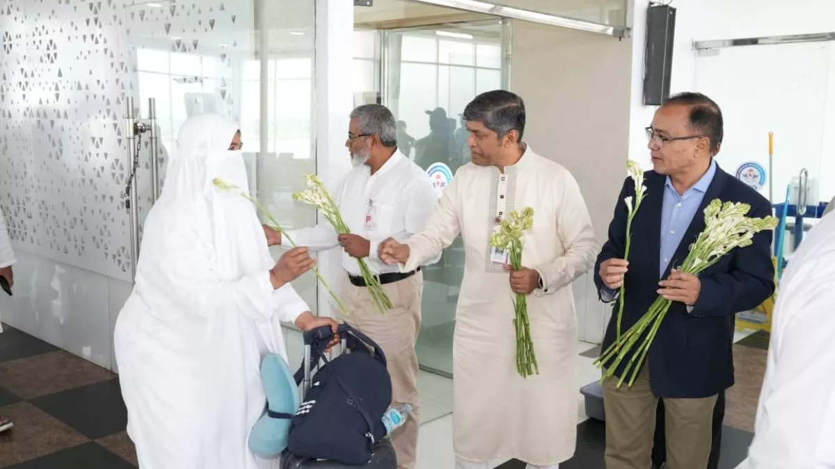 প্রথম ফিরতি হজ ফ্লাইট ঢাকায়, যাত্রীদের ফুল ও জমজমের পানি উপহার