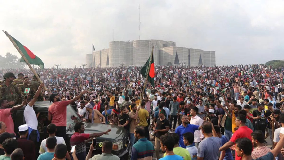 শেখ হাসিনার কতৃত্ববাদী শাসনের পতন: রাষ্ট্র বিজ্ঞানের তাত্ত্বিক পর্যালোচনা