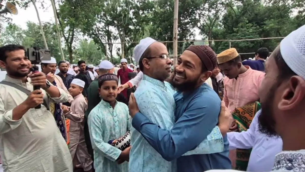 বাবার সঙ্গে বগুড়ায় ঈদের নামাজ পড়লেন মুশফিক, মায়ানকে নিয়ে আক্ষেপ দাদুর