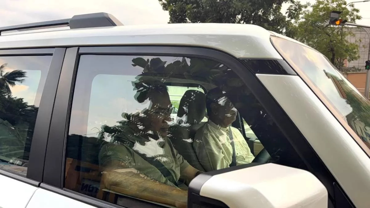 নিজে গাড়ি চালিয়ে বর্জ্য অপসারণ পরিদর্শন করলেন প্রধানমন্ত্রী