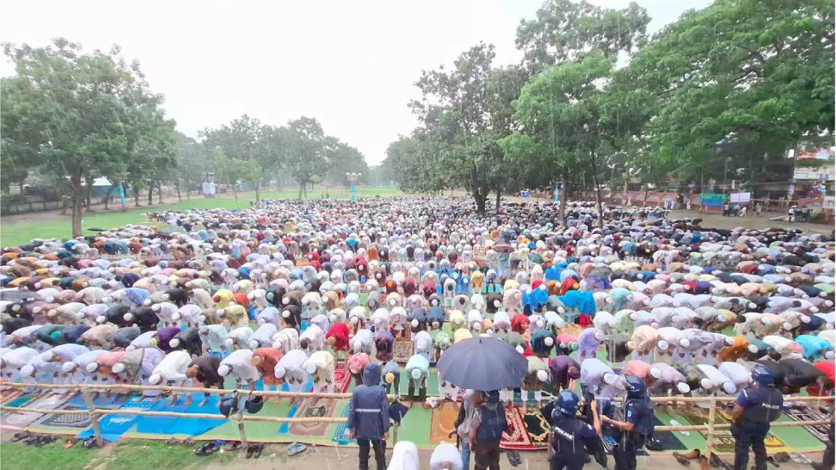 বৃষ্টির মধ্যেই শোলাকিয়ায় ঈদের নামাজ আদায়