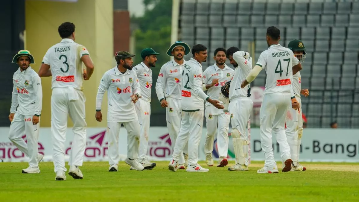 রেকর্ড জয় থেকে ১২১ রান পিছিয়ে পাকিস্তান, বাংলাদেশের চাই ৩ উইকেট