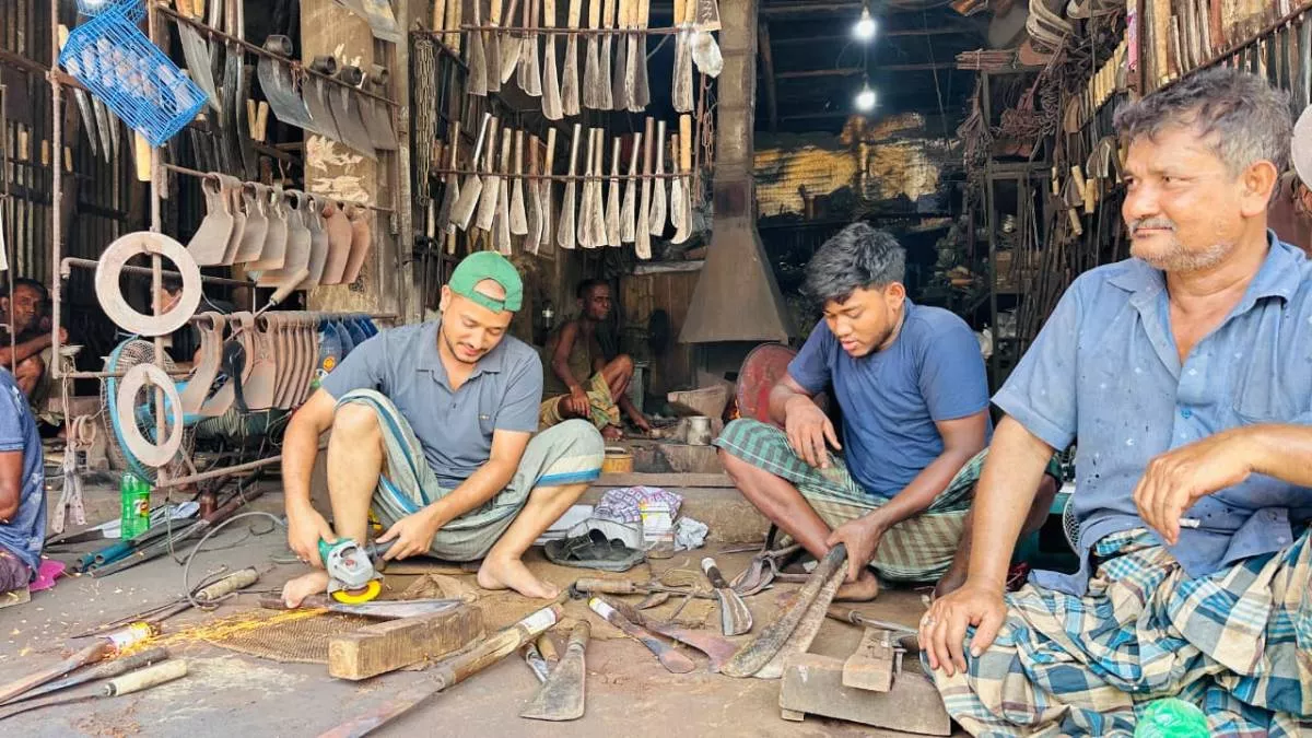 টুংটাং শব্দে মুখর পেকুয়ার কামারশালা