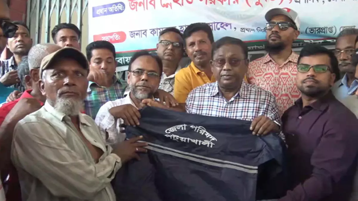 অসহায়দের মা‌ঝে ‌জেলা প‌রিষ‌দের চেক, রেইন‌কোট ও লাইফ জ্যাকেট বিতরণ