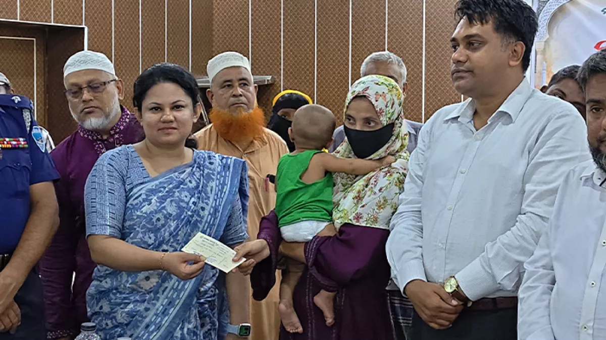 রায়পুরে অসহায় ও এতিমদের মাঝে আর্থিক সহায়তার চেক বিতরণ