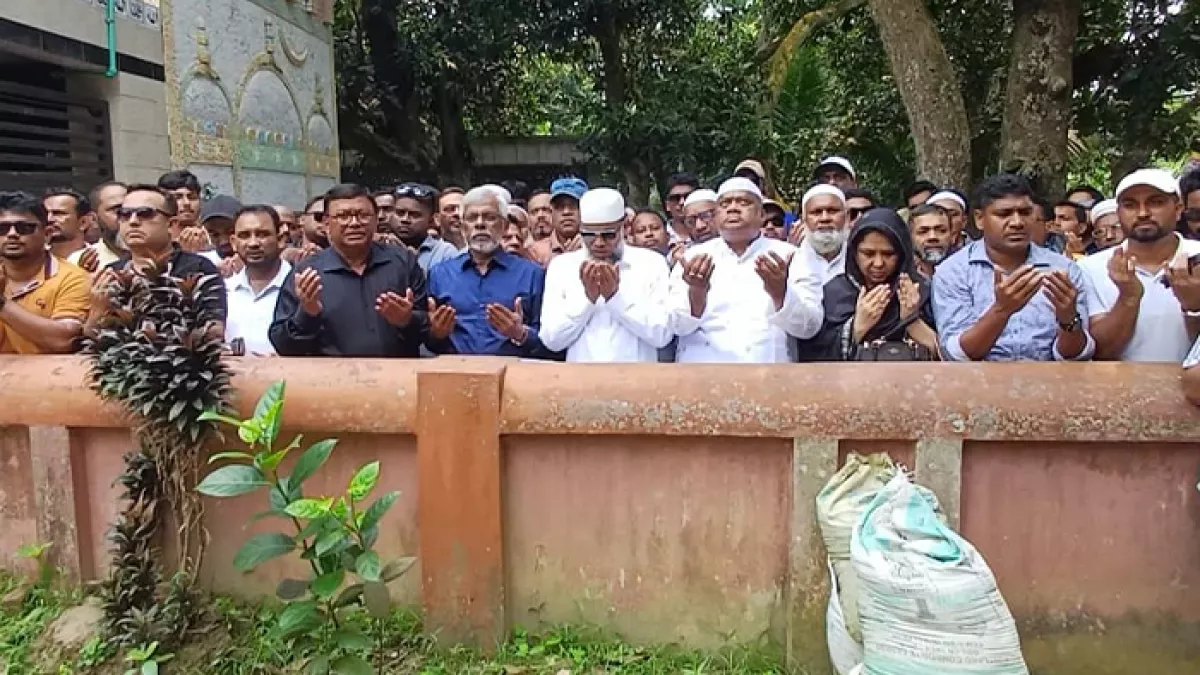 শিশু রামিসার কবর জিয়ারতে দুই এমপি, জেলা পরিষদ প্রশাসক ও বিএনপি নেতারা