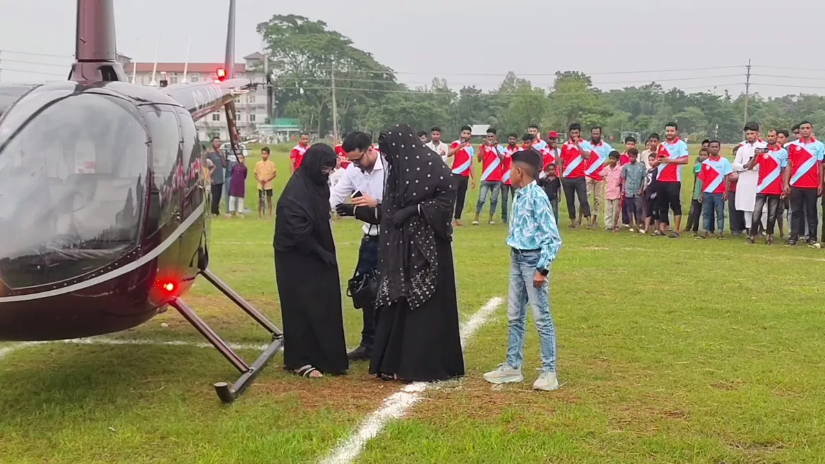 মাকে নিয়ে হেলিকপ্টারে চড়ে গ্রামে ফিরলেন পর্তুগাল প্রবাসী