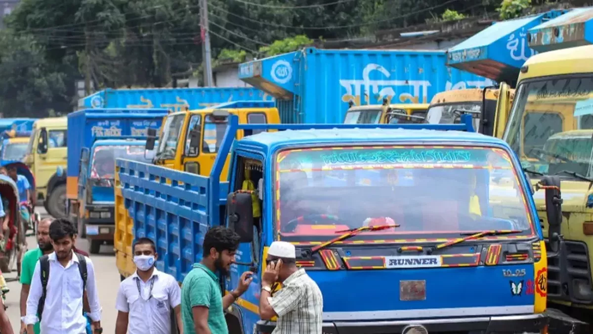 দিনাজপুরে ট্রাক মালিক-শ্রমিকদের ধর্মঘটের ডাক