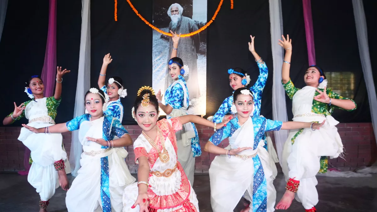 বগুড়ায় রবীন্দ্রজয়ন্তীতে আমরা ক'জন শিল্পীগোষ্ঠীর ‘জন্মের প্রথম শুভক্ষণ’