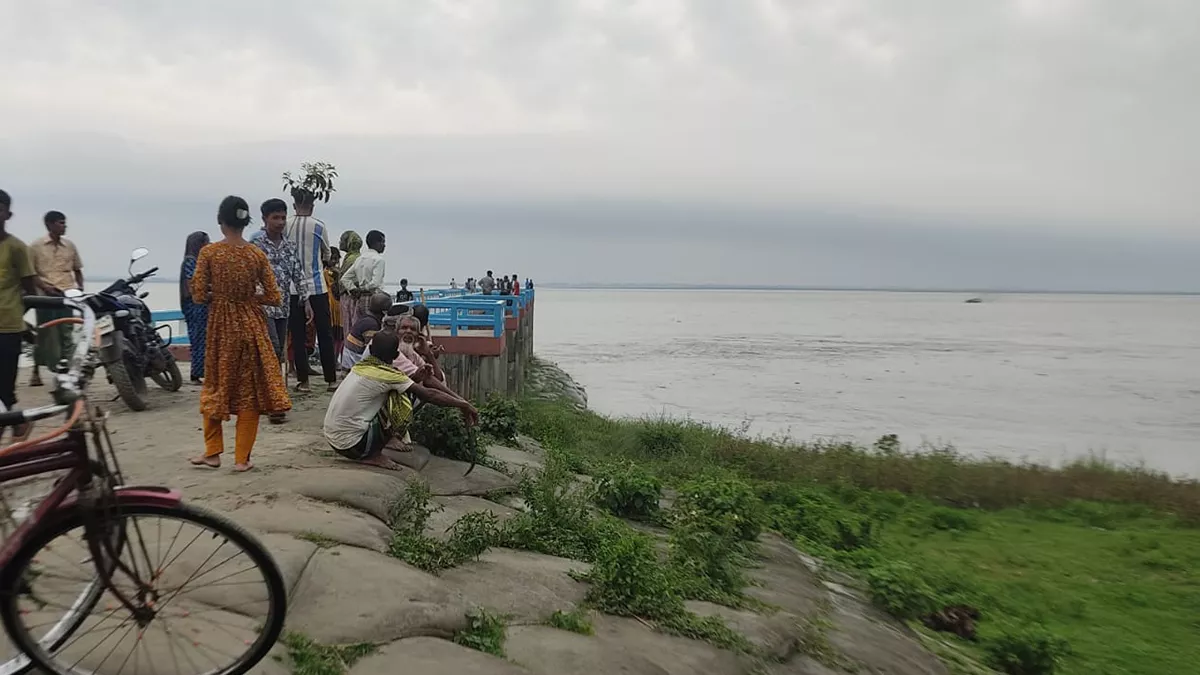 ঝড়ে যমুনায় নৌকাডুবি, নারী শ্রমিক নিখোঁজ