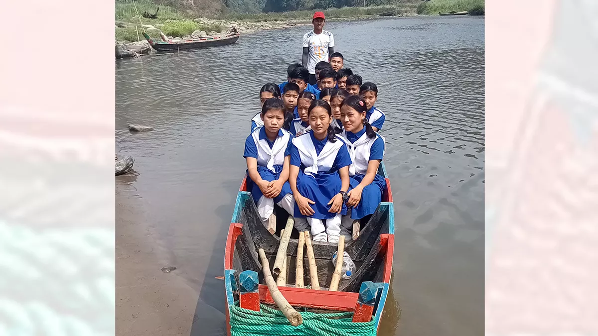 শিক্ষকদের বেতন জোগাতে নৌকার মাঝি প্রধান শিক্ষক