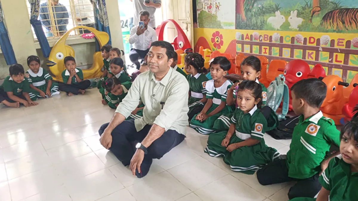 লামায় কোমলমতি শিক্ষার্থীদের সঙ্গে শিক্ষা প্রতিমন্ত্রী