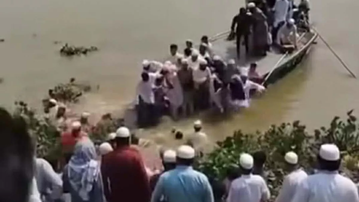 ঈদগাহ মাঠ থেকে ফেরার পথে কালিহাতীতে লঞ্চডুবি