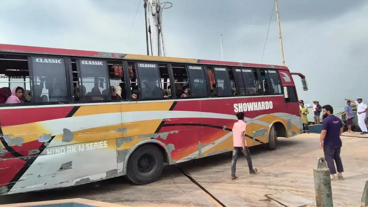 ২৬ জনের মৃত্যুর পরও একই কায়দায় ফেরিতে অধিকাংশ বাস