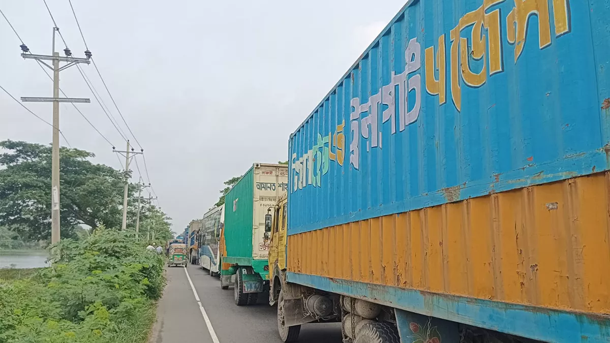 ঢাকা-চট্টগ্রাম মহাসড়কে দীর্ঘ যানজট