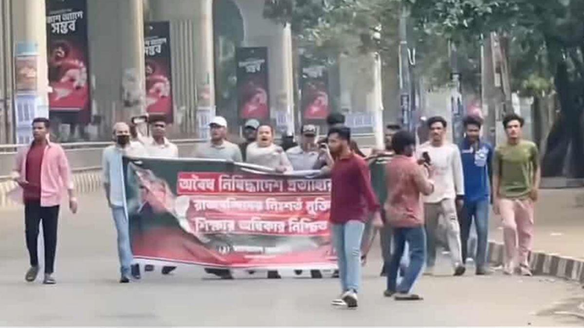 ঢাবিতে নিষিদ্ধ ছাত্রলীগের ঝটিকা মিছিল, আটক ২