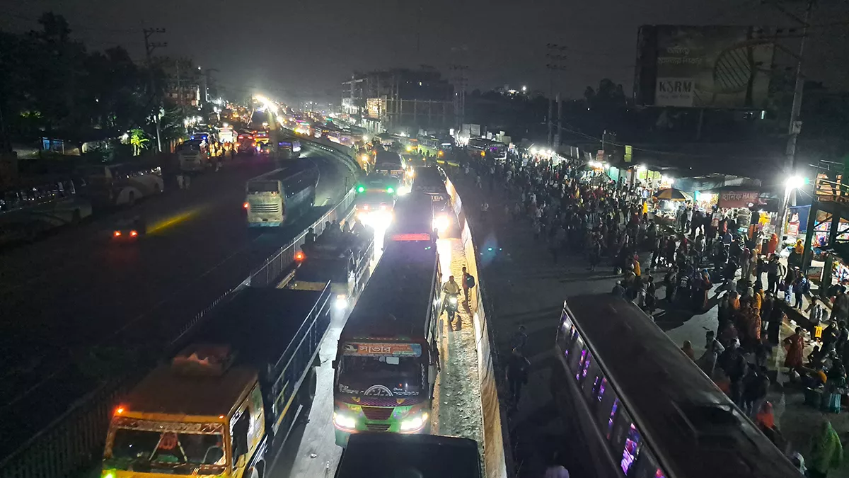 রাতভর যানজটের পর সকালে বৃষ্টি, দুর্ভোগে ঘরমুখো মানুষ