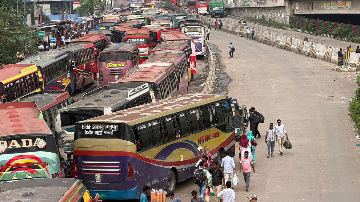 শিল্প-কারখানায় ছুটি শুরু, মহাসড়কে বাড়ছে ঘরমুখো মানুষের চাপ