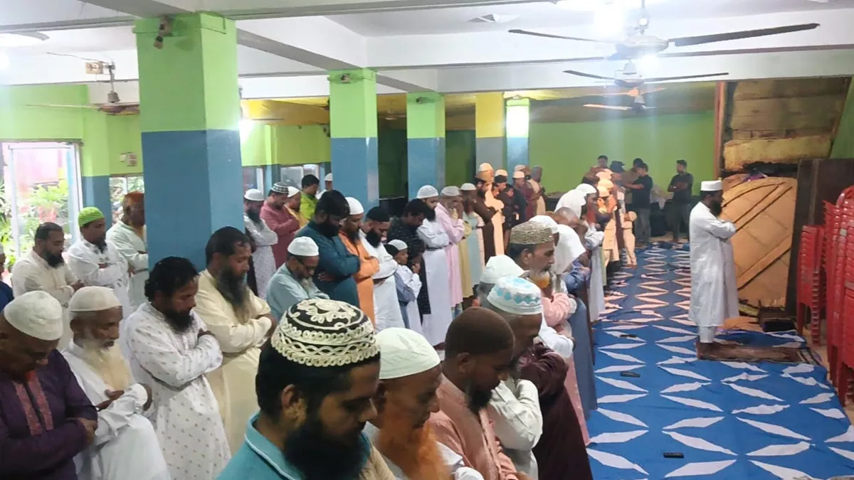 সৌদির সঙ্গে মিল রেখে দিনাজপুরের বিভিন্ন এলাকায় ঈদ উদযাপন