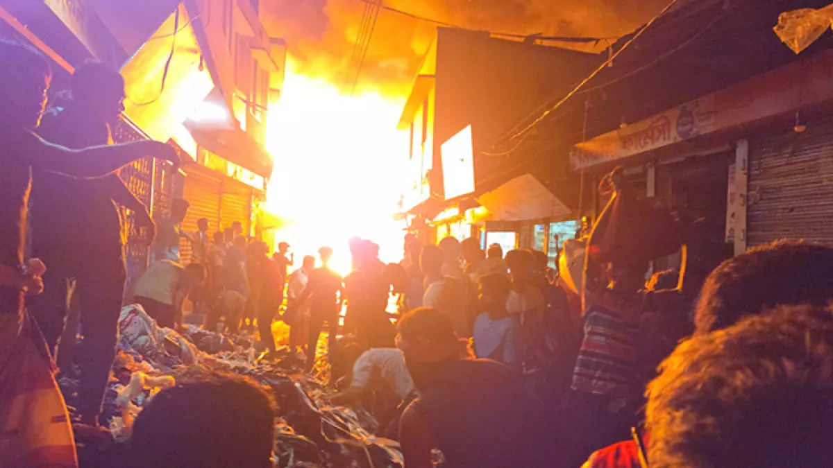 নেছারাবাদে আগুনে পুড়ল ১৭ দোকান
