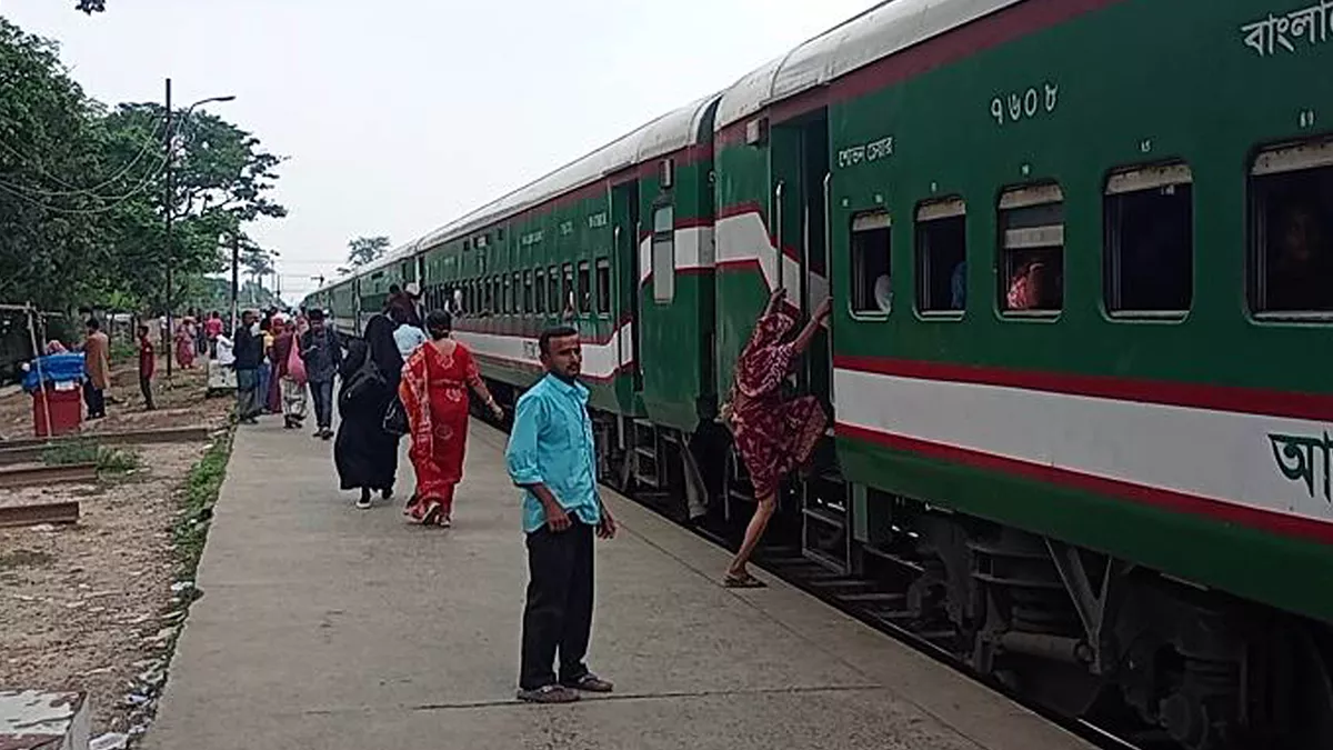 সংস্কারের অভাবে ফুলবাড়ী রেল স্টেশনে যাত্রীদের ভোগান্তি