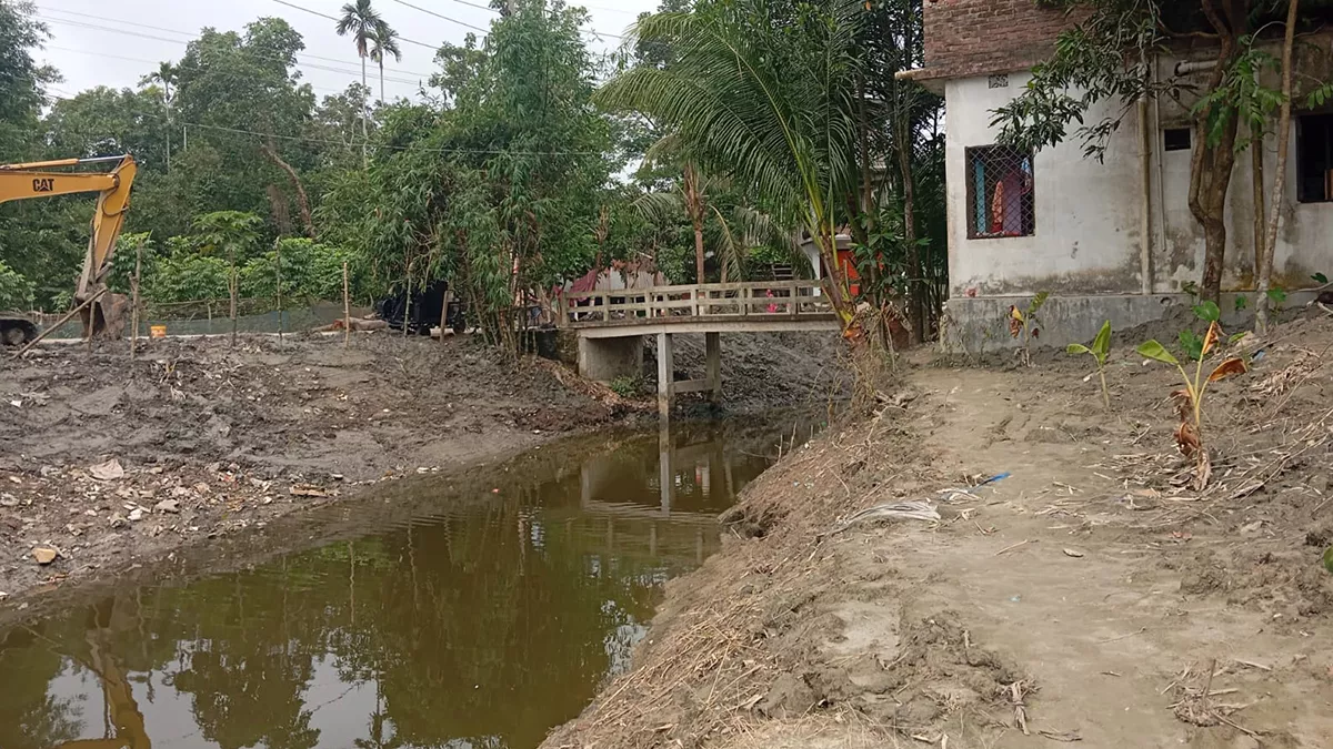 খাল খননে দুর্নীতি ও স্বেচ্ছাচারিতার অভিযোগ