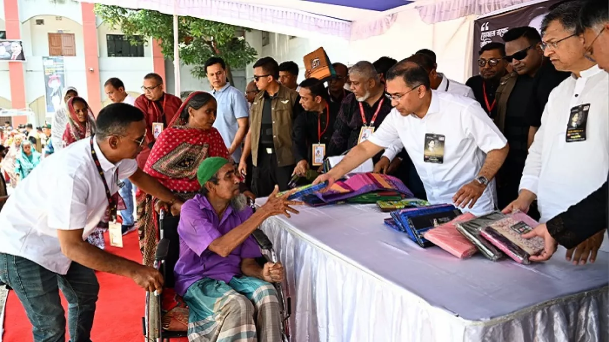 দুস্থদের মাঝে বস্ত্র ও খাদ্যসামগ্রী বিতরণ প্রধানমন্ত্রীর