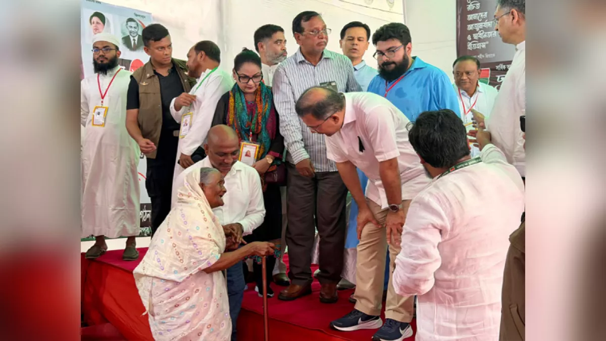 প্রধানমন্ত্রীকে কাছে পেয়ে স্বপ্নপূরণ দৃষ্টিহীন নূরজাহান বেগমের