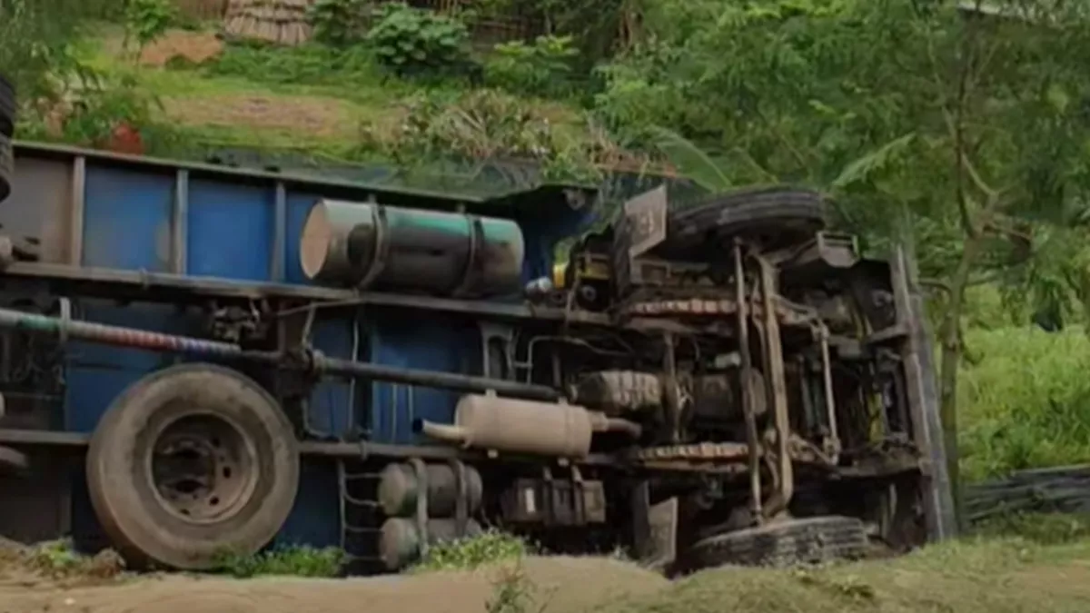 যমুনা সেতুর পূর্বপাড়ে ট্রাক উল্টে ১৫ যাত্রী নিহত