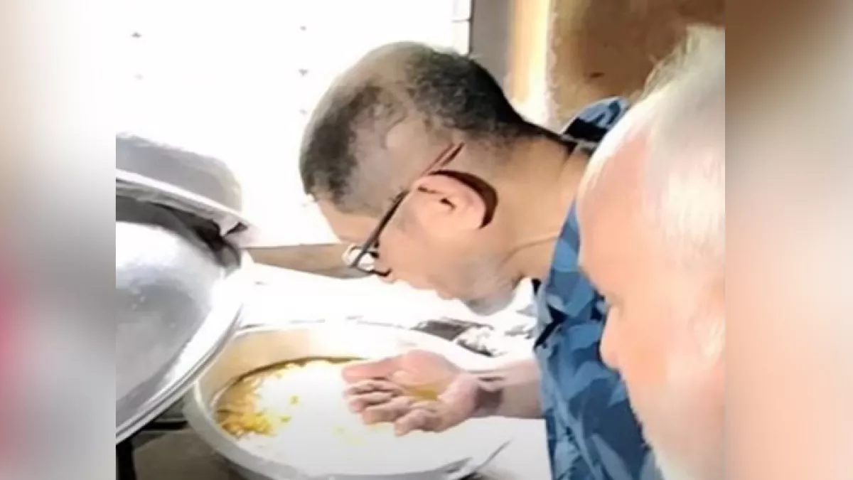 খুলনায় হাসপাতালের খাবার দেখে ক্ষুব্ধ স্বাস্থ্যমন্ত্রী