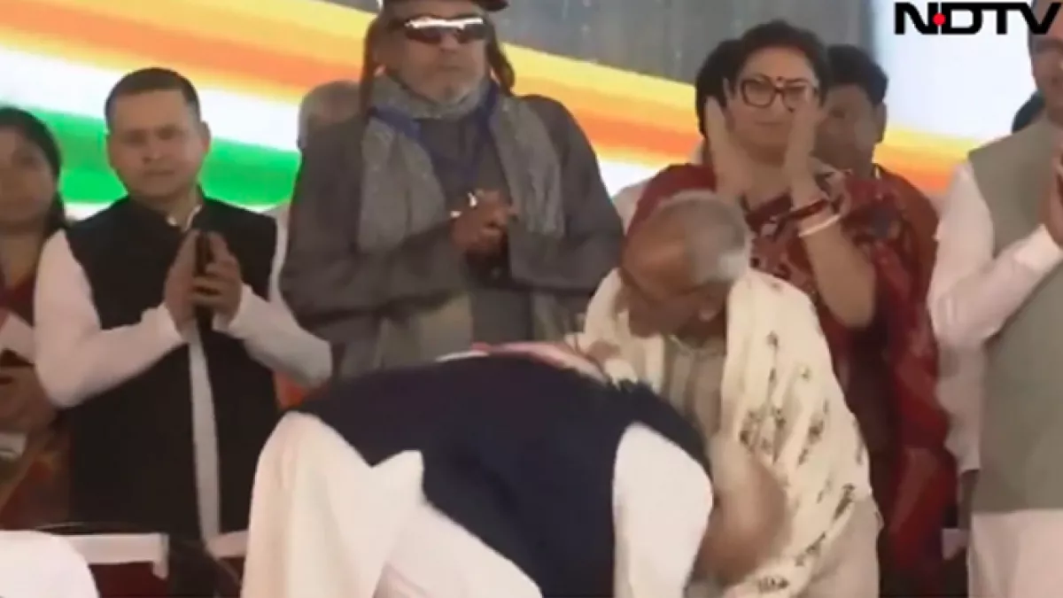 যার পা ছুঁয়ে আশীর্বাদ নিলেন মোদি