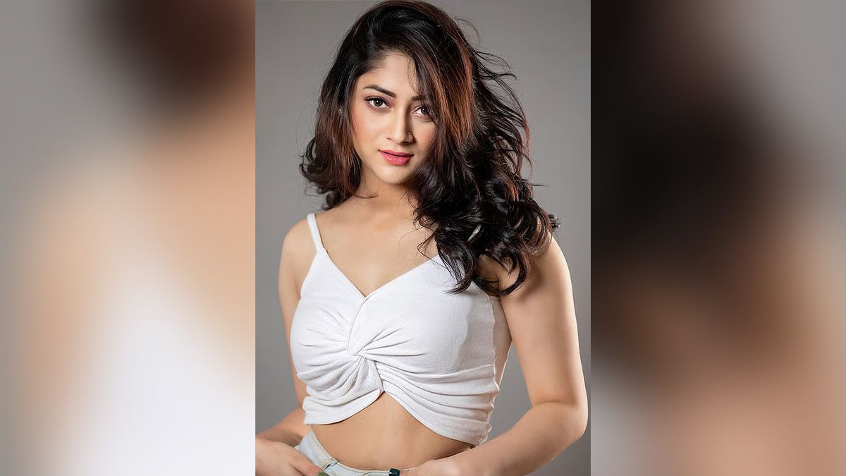 নাকফুলের কাব্য নিয়ে আসছেন পূজা 