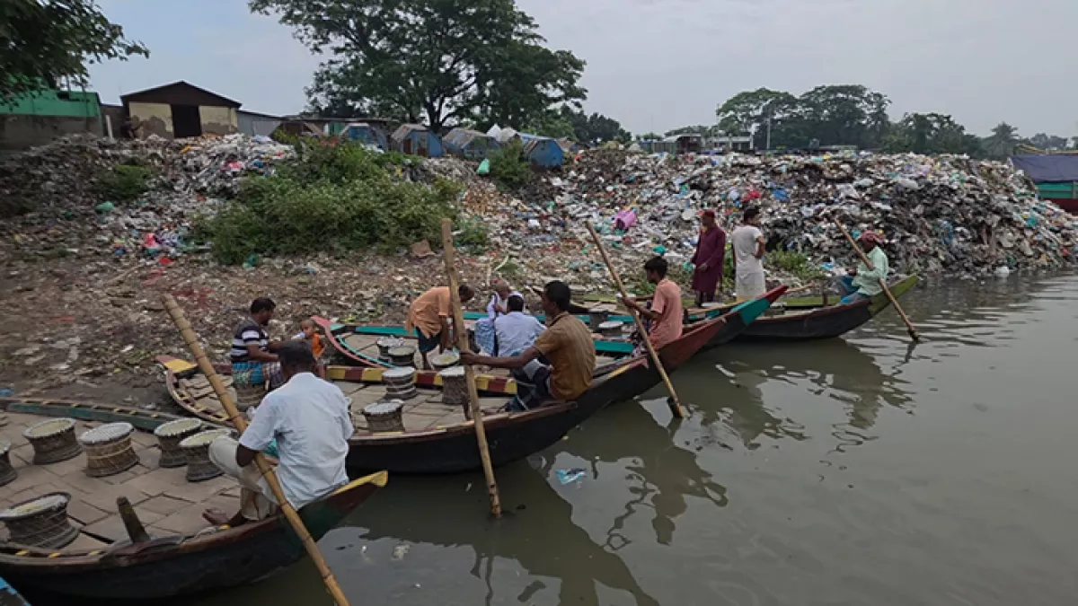শীতলক্ষ্যার তীরে ময়লার ভাগাড়, দূষণে বিপর্যস্ত পরিবেশ