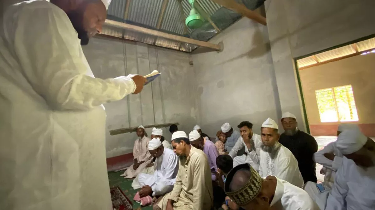 ভক্তদের নিয়ে ঈদুল আজহার নামাজ আদায় করলেন পীর