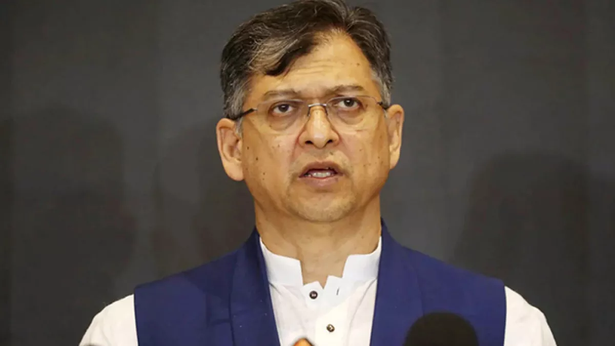 দেশে এসেছেন স্বরাষ্ট্রমন্ত্রী